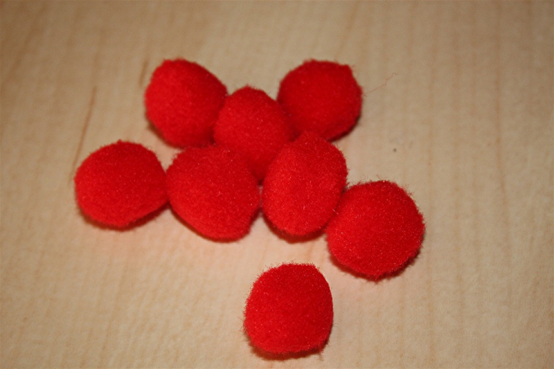 ST-190619   Pompoms  20mm